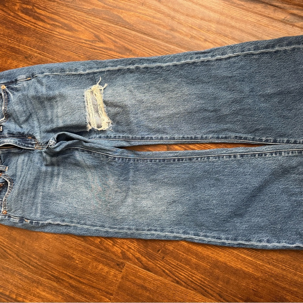 Aeropostale women’s Light Blue Straight-Leg Jeans with Knee Rip